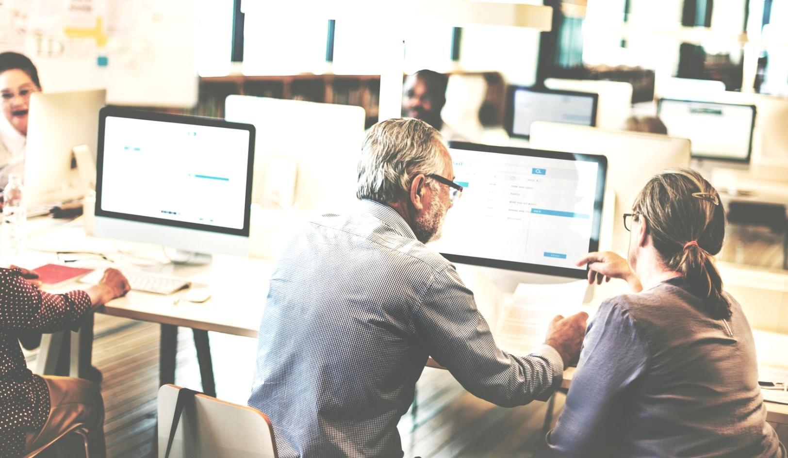 Workshop zur Ursachenanalyse mit Flipchart und Diskussion